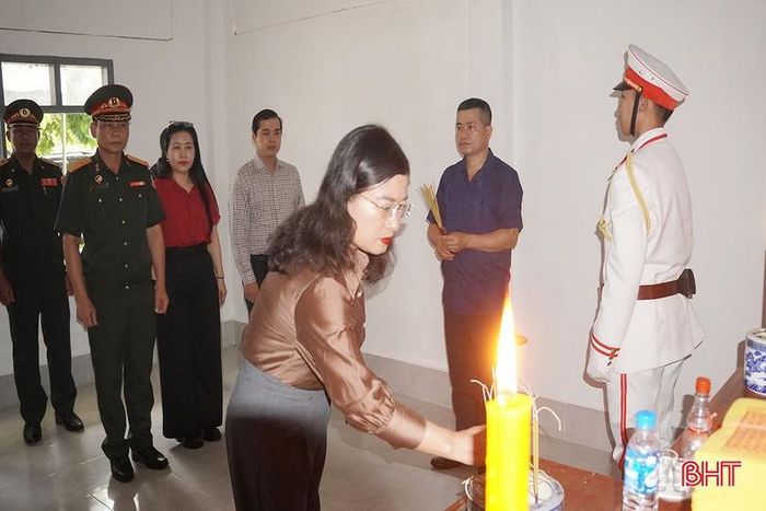 Đoàn công tác của tỉnh dâng hương tại Bộ CHQS Thủ đô Viêng Chăn.