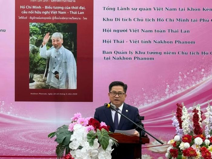 Tổng Lãnh sự Việt Nam tại Khòn Kèn, Thái Lan – ông Đinh Hoàng Linh phát biểu tại lễ khai mạc triển lãm. (Ảnh: PV/Vietnam+)
