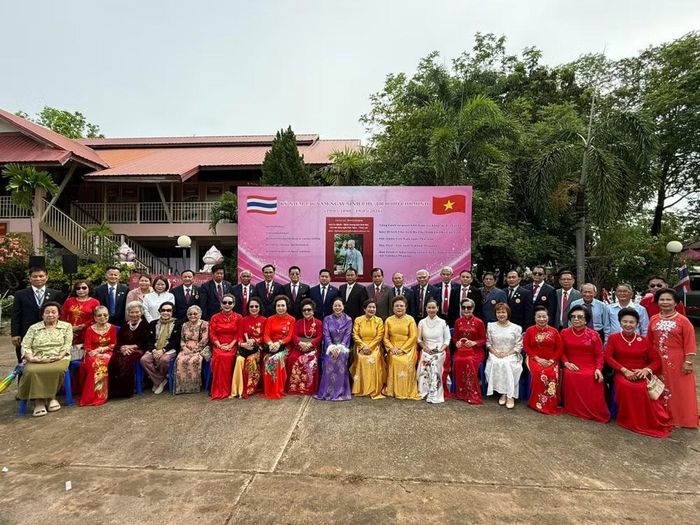 TLS Đinh Hoàng Linh, phu nhân và tập thể cán bộ nhân viên TLSQ Việt Nam tại Khỏn Kèn, và Chủ tịch Tổng hội Hồ Văn Lâm, phu nhân và Ban chấp hành Tổng hội dâng hương, dâng hoa tại Khu tưởng niệm Chủ tịch Hồ Chí Minh sáng 19/5 tại Nakhon Phanom, Thái Lan. (Ảnh: PV/Vietnam+)