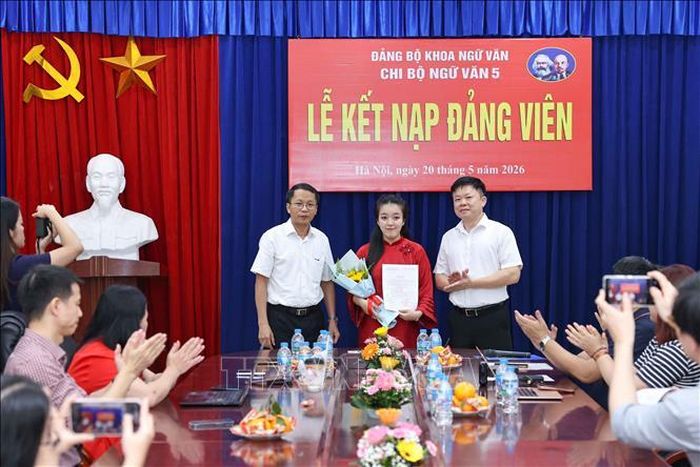 Lãnh đạo Đảng ủy Khoa Ngữ văn tặng hoa chúc mừng đảng viên mới được kết nạp của Chi bộ Ngữ văn 5.