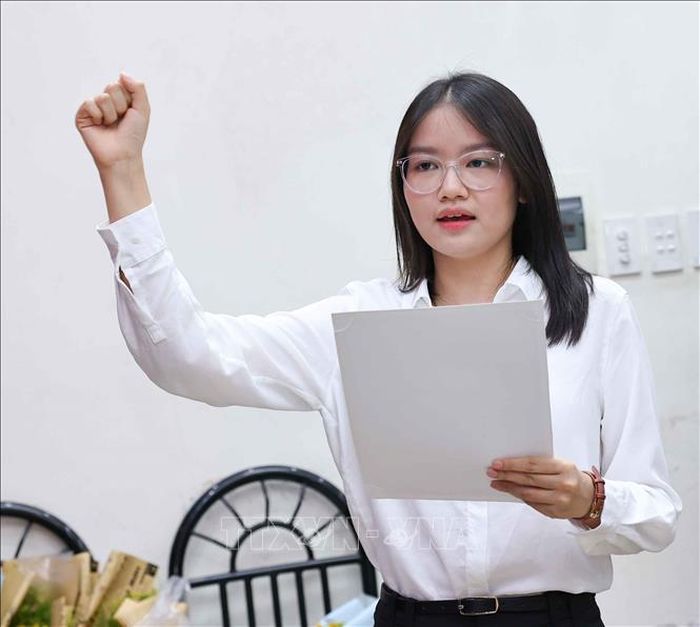 Đảng viên mới là sinh viên ưu tú lớp CLC K72 - Khoa Ngữ văn tuyên thệ.