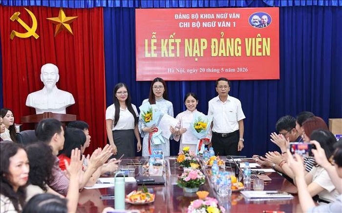 Lãnh đạo Đảng ủy Khoa Ngữ văn tặng hoa chúc mừng 2 đảng viên mới được kết nạp của Chi bộ Ngữ văn 1.