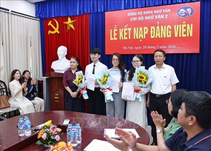 Lãnh đạo Đảng ủy Khoa Ngữ văn tặng hoa chúc mừng 3 đảng viên mới được kết nạp của Chi bộ Ngữ văn 2.