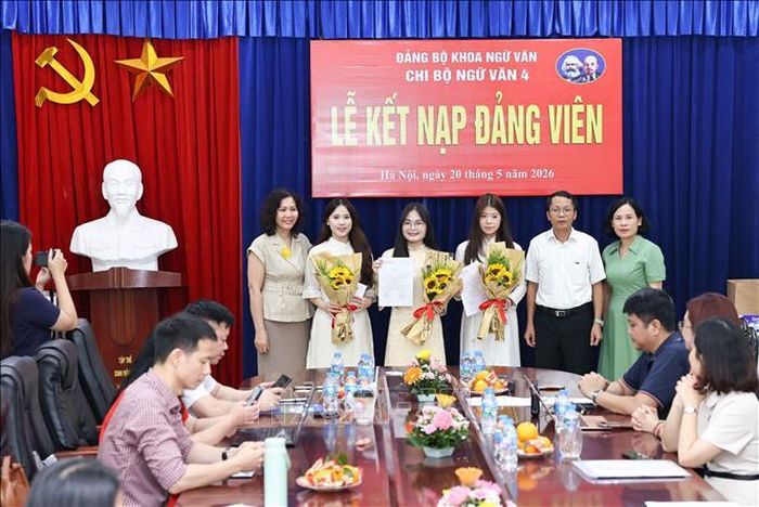 Lãnh đạo Đảng ủy Khoa Ngữ văn tặng hoa chúc mừng 3 đảng viên mới được kết nạp của Chi bộ Ngữ văn 4.