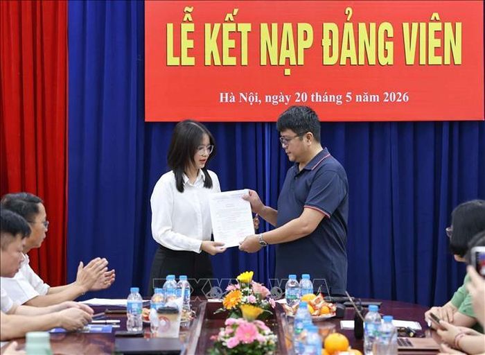 Bí thư Chi bộ Ngữ văn 3 trao quyết định kết nạp cho đảng viên mới.