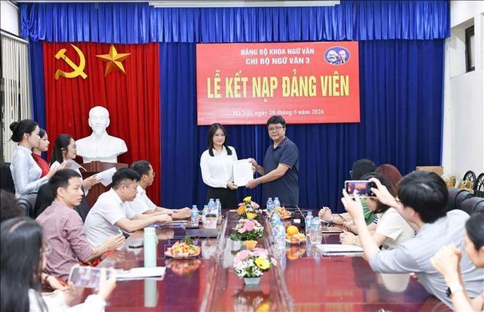 Sinh viên ưu tú Khoa Ngữ văn (Trường Đại học Sư phạm Hà Nội) nhận quyết định kết nạp Đảng.