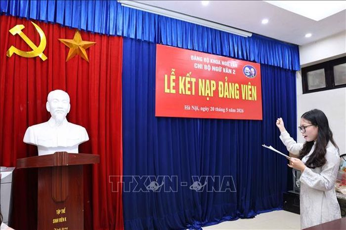 Đảng viên mới là sinh viên ưu tú Khoa Ngữ văn tuyên thệ.