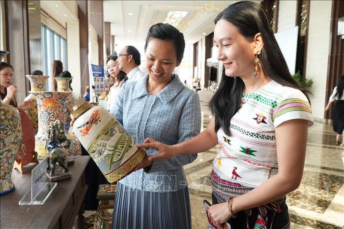 Các đại biểu tham quan sản phẩm gốm của Đồng Nai in hình sân bay Long Thành.