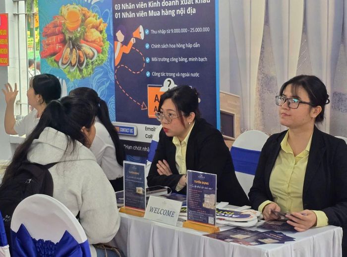 Doanh nghiệp phỏng vấn trực tiếp với người lao động tại ngày hội việc làm do Trung tâm Dịch vụ việc làm TP Hồ Chí Minh tổ chức.