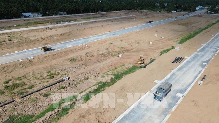 Thi công dự án Khu tái định cư cầu Rạch Miễu 2. Ảnh: Công Trí-TTXVN