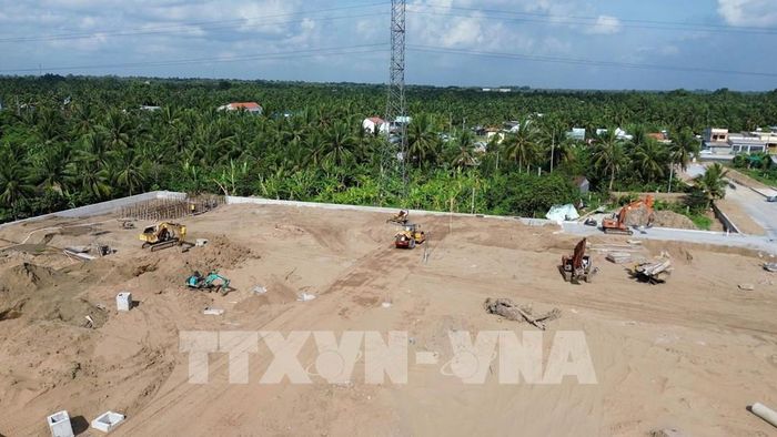 Thi công dự án Khu tái định cư cầu Rạch Miễu 2. Ảnh: Công Trí-TTXVN