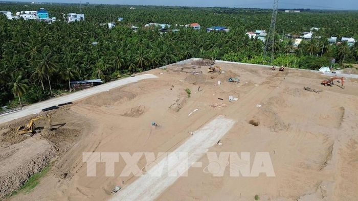 Thi công dự án Khu tái định cư cầu Rạch Miễu 2. Ảnh: Công Trí-TTXVN