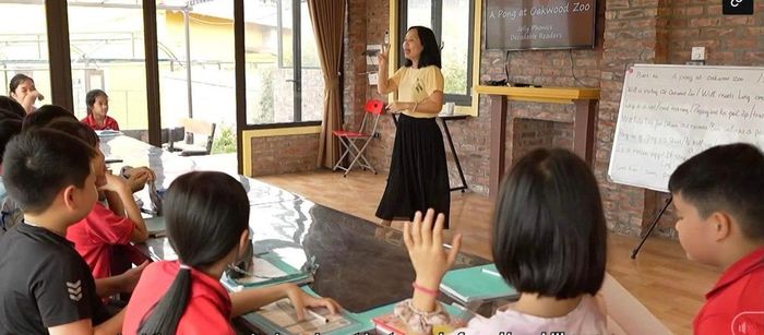 Chị Hằng nghiên cứu sâu chương trình của Mỹ, tự tay xây dựng hệ thống học liệu bài bản ngay từ bước nền tảng quan trọng nhất, đó là phát âm chuẩn xác.