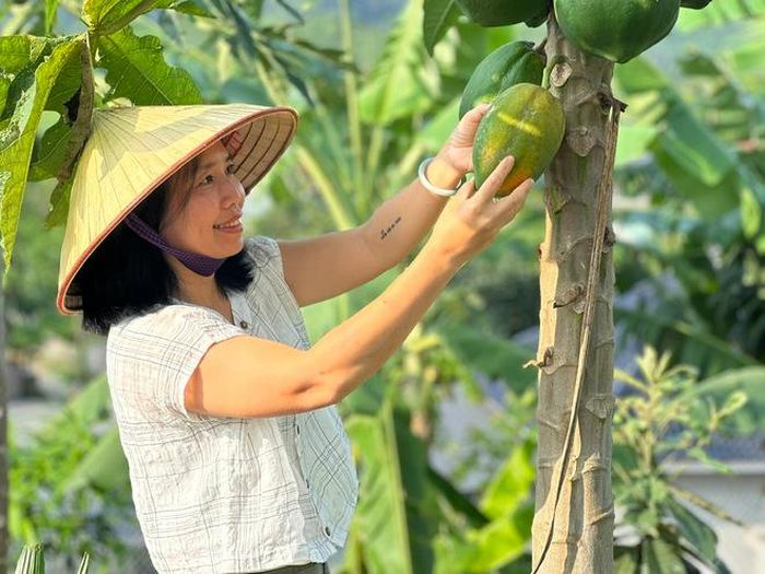 Chị Hằng bên vườn rau của gia đình