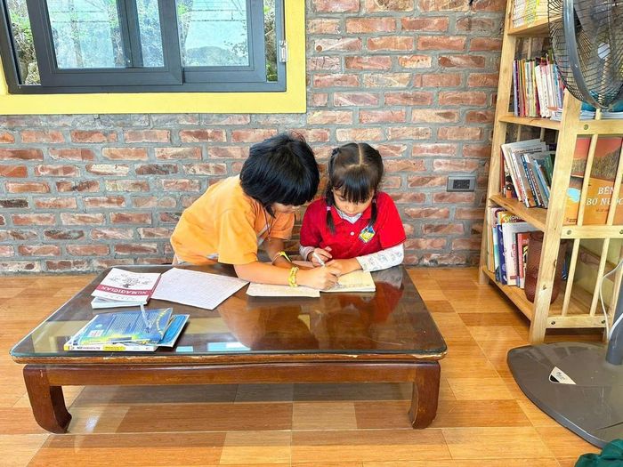 Con gái thứ hai của chị Hằng hỗ trợ các em làm bài