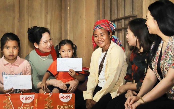 Bà Lê Thị Thủy (thứ 2 từ trái qua), Ủy viên Trung ương Đảng, Phó Chủ tịch UBTƯ MTTQ Việt Nam, Chủ tịch Hội LHPN Việt Nam; bà Trần Lan Phương (bìa phải) Phó Chủ tịch Thường trực Hội LHPN Việt Nam, thăm hỏi, động viên trẻ em có hoàn cảnh khó khăn tại tỉnh Nghệ An