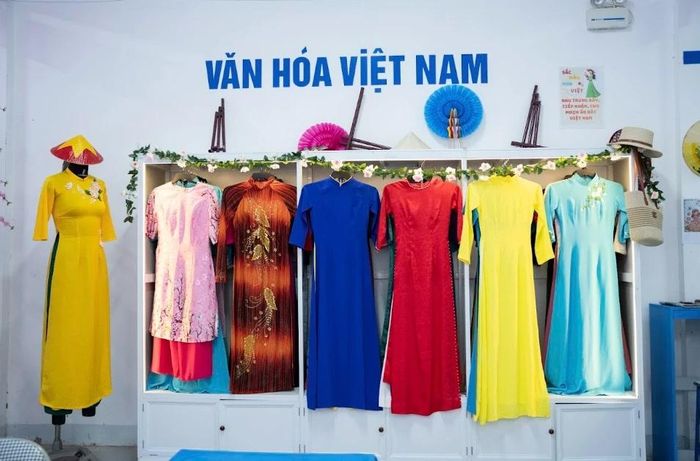 Góc áo dài được bố trí thuận tiện để nữ công nhân có thể mượn áo khi tham gia các hoạt động văn hóa, văn nghệ tại doanh nghiệp.