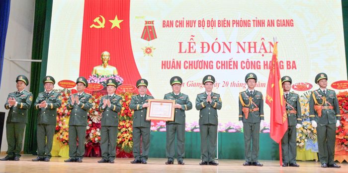 Thừa ủy quyền của Chủ tịch nước, Trung tướng Vũ Trung Kiên trao thưởng Huân chương Chiến công hạng Ba cho tập thể Ban Chỉ huy Bộ đội Biên phòng tỉnh An Giang.