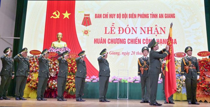 Trung tướng Vũ Trung Kiên thừa ủy quyền của Chủ tịch nước gắn Huấn chương Chiến công hạng Ba lên quân kỳ Quyết thắng Bộ đội Biên phòng tỉnh An Giang.