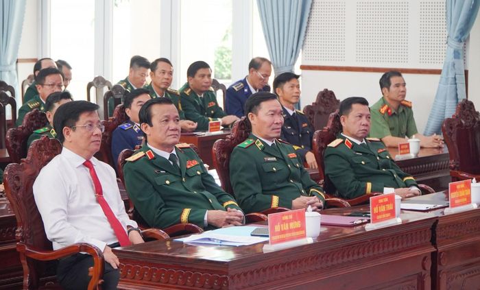 Trung tướng Hồ Văn Thái, Bí thư Đảng ủy, Chính ủy Quân khu 9 và Ủy viên Ban Chấp hành Trung ương Đảng, Phó Bí thư Đảng ủy, Chủ tịch UBND tỉnh An Giang Hồ Văn Mừng cùng các đại biểu dự lễ.
