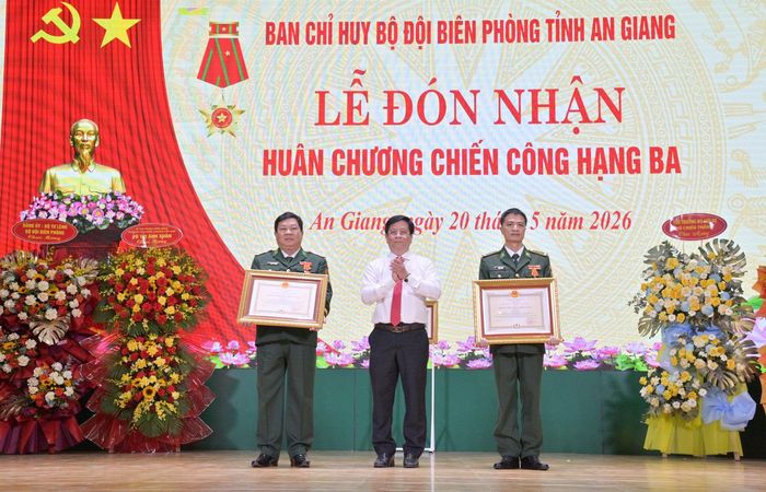 Chủ tịch UBND tỉnh An Giang Hồ Văn Mừng trao Huân chương Chiến công hạng Ba cho Đại tá Phạm Văn Thắng và Thượng tá Trần Viết Đức.