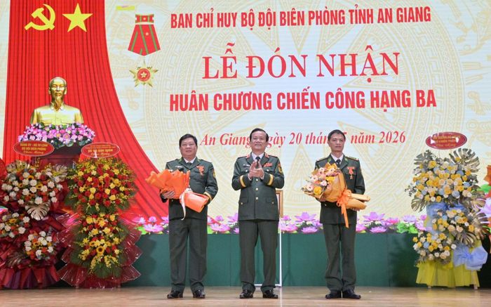 Trung tướng Hồ Văn Thái, Bí thư Đảng ủy, Chính ủy Quân khu 9 tặng hoa chúc mừng Đại tá Phạm Văn Thắng và Thượng tá Trần Viết Đức.