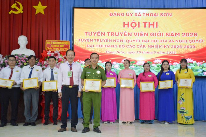 Trao giải nhất cho thí sinh Trần Thanh Trường, cán bộ Tổ An ninh thuộc Công An xã Thoại Sơn.