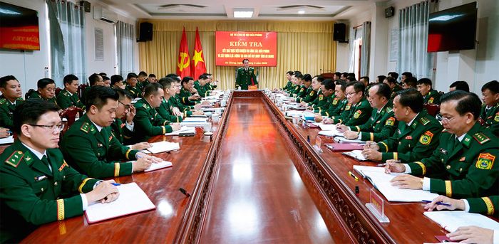 Trung tướng Vũ Trung Kiên, Ủy viên Ban Chấp hành Trung ương Đảng, Ủy viên Quân ủy Trung ương, Tư lệnh Bộ đội Biên phòng phát biểu kết luận buổi làm việc. Ảnh: Tiến Vinh.