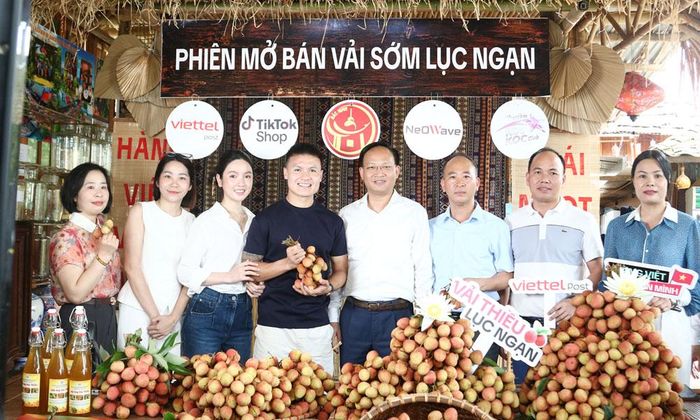 Đồng chí Phạm Văn Thịnh và các đại biểu chụp ảnh cùng vợ chồng cầu thủ Quang Hải nhân phiên livestream.