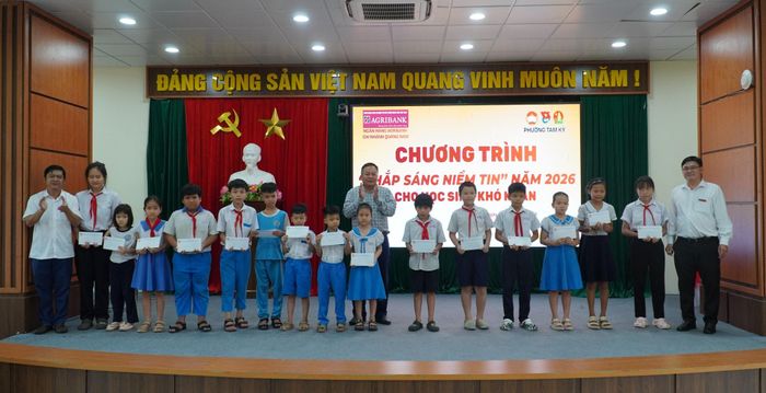 Mặt trận phường Tam Kỳ phối hợp Ngân hàng Nông nghiệp và Phát triển Nông thôn Việt Nam Chi nhánh Quảng Nam tặng quà cho học sinh. Ảnh: N.ĐOAN