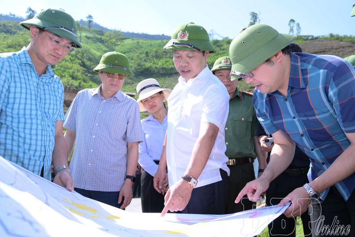 Bí thư Tỉnh ủy Trần Tiến Dũng chỉ đạo các sở ngành, địa phương một số nội dung trong quá trình khảo sát.