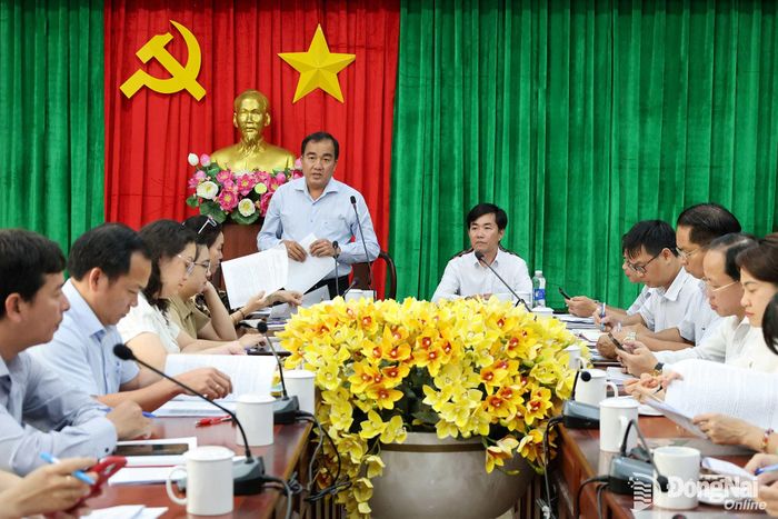 Phó Bí thư Đảng ủy, Chủ tịch UBND phường Trấn Biên Nguyễn Duy Tân phát biểu tại buổi làm việc. Ảnh: Hồ Thảo