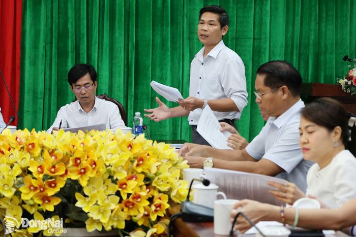 Phó Trưởng ban Pháp chế, HĐND thành phố Đồng Nai Trần Hoàng Tâm phát biểu ý kiến tại buổi làm việc. Ảnh: Hồ Thảo