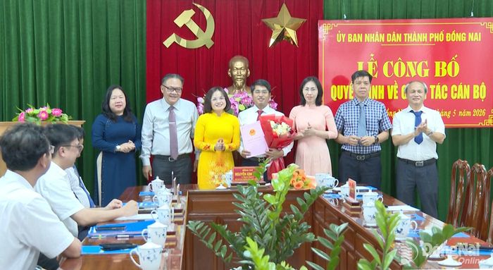 Lãnh đạo UBND thành phố, Ban Giám đốc Sở Tài chính tặng hoa chúc mừng Phó Giám đốc Sở Tài chính Phạm Tuấn Anh. Ảnh: Văn Đoàn
