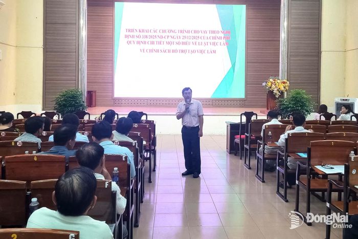 Các đại biểu được triển khai chính sách vay vốn tạo việc làm. Ảnh: N.Hòa
