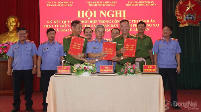 Các đơn vị thực hiện quyết tâm tại hội nghị ký kết quy chế phối hợp. Ảnh: Trần Danh