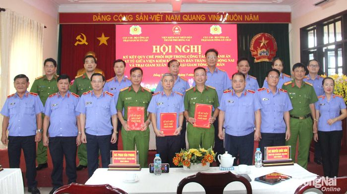 Đại biểu chụp hình tại hội nghị ký kết. Ảnh: Trần Danh