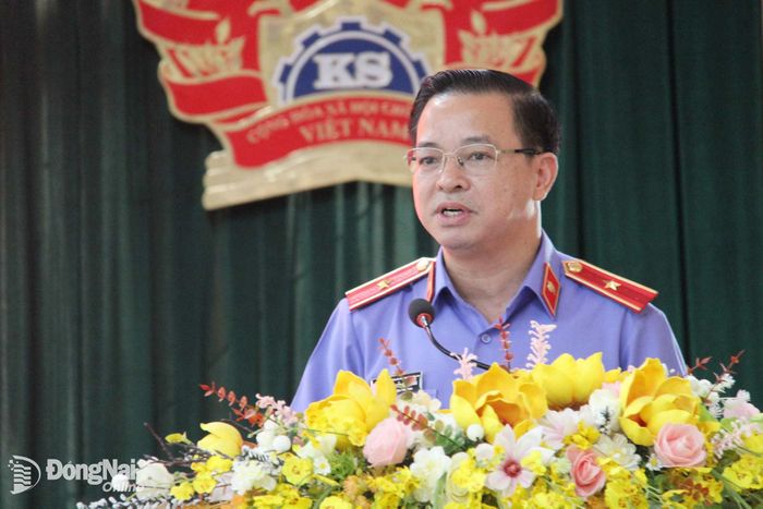 Thành ủy viên, Viện trưởng Viện Kiểm sát nhân dân thành phố Đồng Nai Nguyễn Quốc Hân phát biểu tại hội nghị. Ảnh: Trần Danh