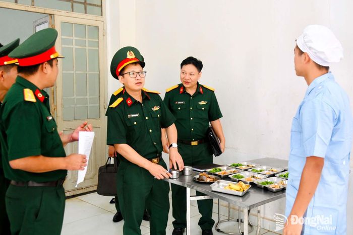 Đoàn kiểm tra bữa ăn, tiêu chuẩn, khẩu phần ăn của cán bộ, chiến sĩ. Ảnh: Văn Chung