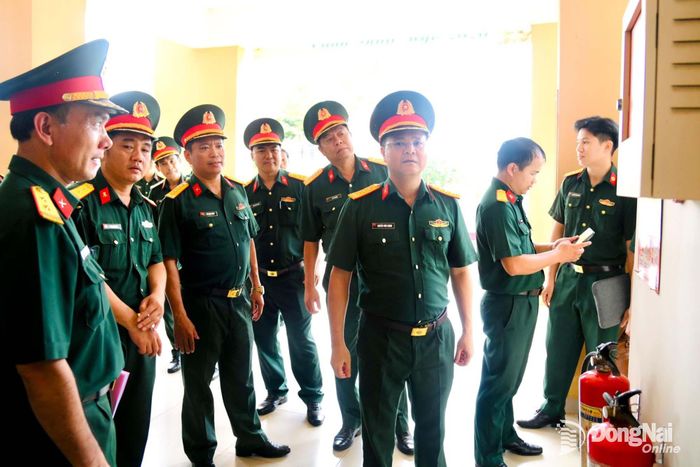 Đoàn thanh tra tại khu vực phòng, chống cháy, nổ tại Trung đoàn Đồng Nai. Ảnh: Văn Chung