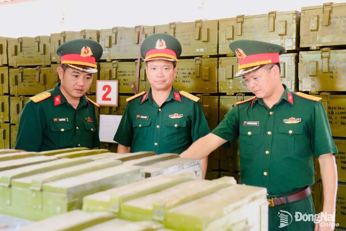 Đoàn thanh tra tại khu vực niêm cất đạn kho KV1. Ảnh: Văn Chung