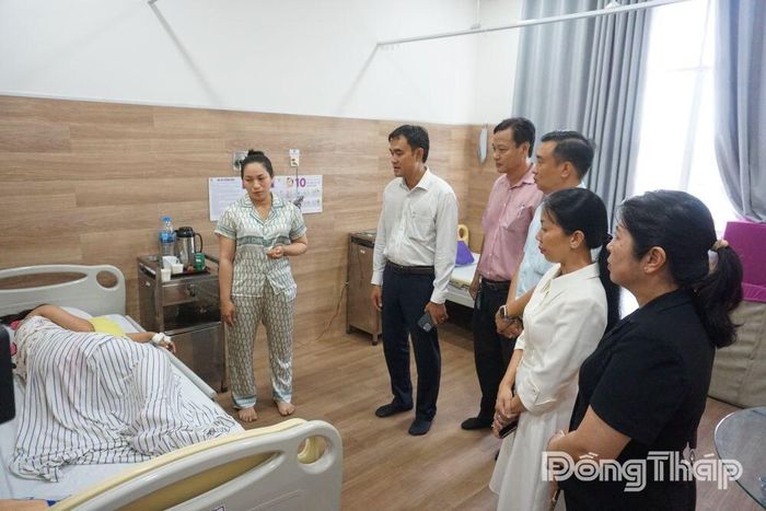 Lãnh đạo phường Sa Đéc và đại diện y, bác sĩ đến giường bệnh thăm hỏi tình hình sức khỏe của học sinh Trường Tiểu học Kim Đồng nghi bị ngộ độc thực phẩm tại Bệnh viện Phương Châu Sa Đéc.