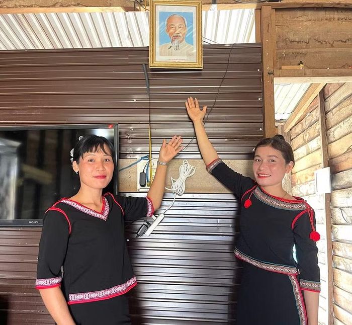  Với chị Đinh Đjơn (bìa trái), việc treo ảnh Bác tại nhà mình là sự nhắc nhở và tạo động lực để phấn đấu mỗi ngày. Ảnh: Vũ Chi 