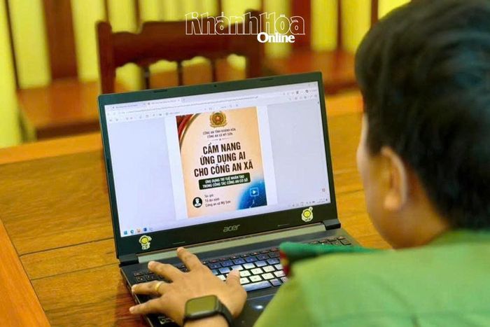 Cán bộ Công an xã Mỹ Sơn nghiên cứu phiên bản điện tử của “Cẩm nang ứng dụng AI cho Công an xã” trên máy tính phục vụ công tác chuyên môn.
