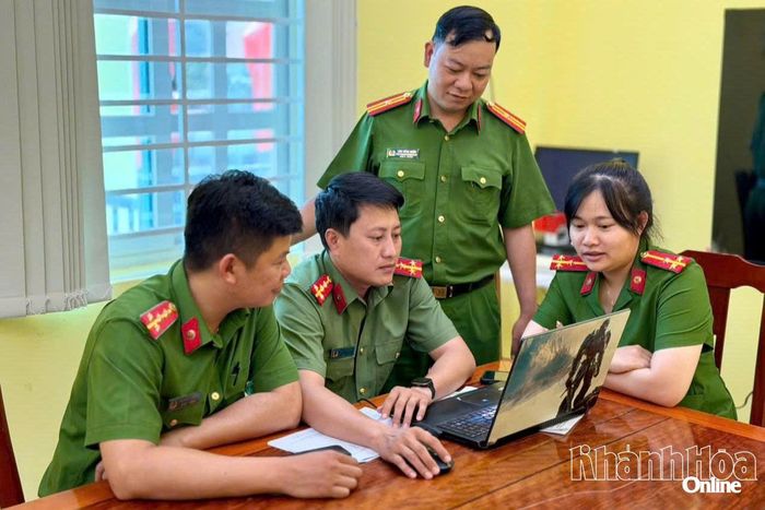 Cán bộ Công an xã Mỹ Sơn trao đổi, hướng dẫn ứng dụng trí tuệ nhân tạo trong xử lý văn bản, tổng hợp báo cáo và công tác tuyên truyền tại cơ sở.