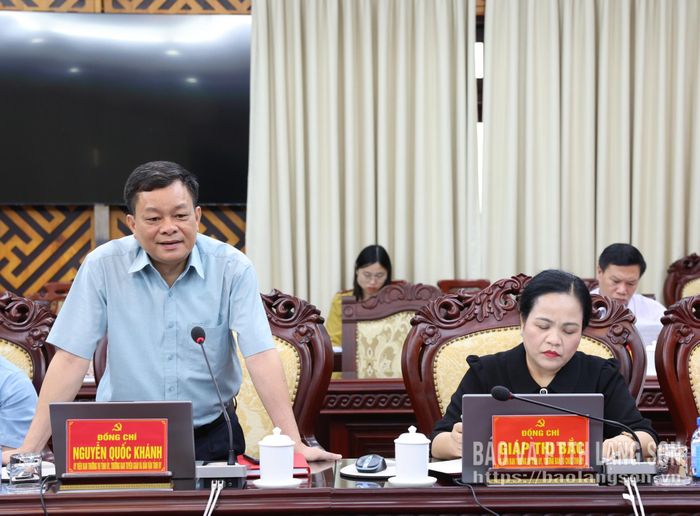 Đồng chí Nguyễn Quốc Khánh, Ủy viên Ban Thường vụ Tỉnh ủy, Trưởng Ban Tuyên giáo và Dân vận Tỉnh ủy phát biểu tại hội nghị