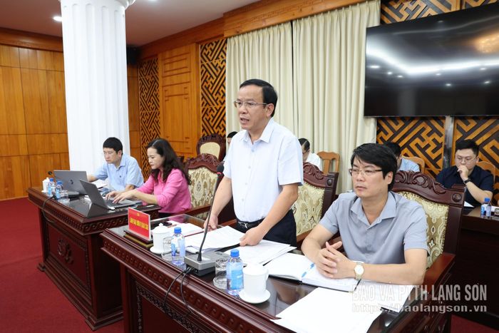 Lãnh đạo Sở Tài chính báo cáo một số nội dung tại hội nghị