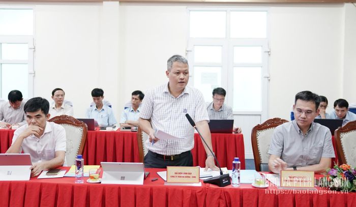 Lãnh đạo Công ty Than Na Dương báo cáo một số nội dung liên quan tại buổi làm việc