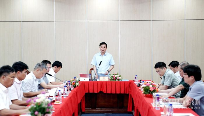 Đồng chí Đinh Hữu Học, Ủy viên Ban Thường vụ Tỉnh ủy, Phó Chủ tịch Thường trực UBND tỉnh chủ trì buổi làm việc