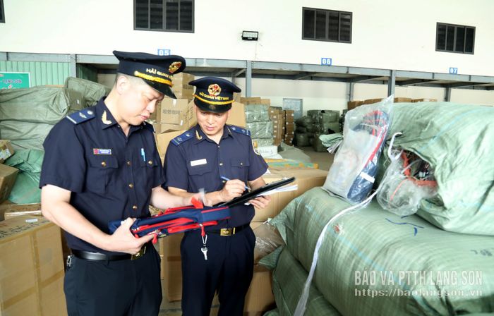 Hải quan cửa khẩu Tân Thanh kiểm tra các lô hàng nhập khẩu